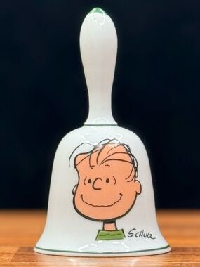 1971 UNITED FEATURES SYNDICATE SCHMID BROS SCHULZ Peanuts “Linus” Bell